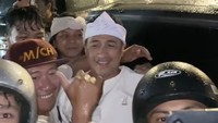 Irfan Hakim juga tak luput dari sasaran Bobotoh untuk foto bersama. Foto: dok. Instagram Irfan Hakim