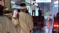 Irfan dan tim baru saja pulang dari Bandung Kota Angklung Festival 2025. Mereka menyempatkan makan malam di daerah Garut, Jawa Barat. Irfan yang masih pakai baju putih adat Sunda berjalan keluar rumah makan menghampiri Bobotoh yang sedang konvoi. Foto: dok. Instagram Irfan Hakim