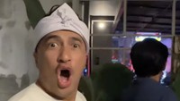 Irfan Hakim awalnya hanya melihat konvoi Bobotoh dari dalam pagar lokasinya makan malam. Foto: dok. Instagram Irfan Hakim