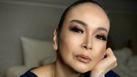 Pasangan ini diketahui menikah sejak 2019. Sampai sekarang keduanya masih kerap menampilkan kemesraan layaknya pengantin baru. Foto: Instagram/jennifer_ipel