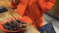 Jennifer Ipel senang mencicipi kuliner-kuliner yang belum pernah dicobanya. Seperti sate maranggi yang membuatnya membungkus banyak porsi saking menyukai racikan bumbunya. Foto: Instagram/jennifer_ipel