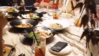 Makan bersama teman-teman menjadi agenda rutin yang sering dilakukan Mami Ipel, panggilan akrabnya. Ruang private di restoran yang nyaman dipilih untuk makan bersama. Foto: Instagram/jennifer_ipel
