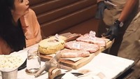 Menikmati steak yang lezat dan juicy dipilih pada saat tertentu. Ajun yang duduk di sampingnya mempercayai pemilihan daging pada istrinya. Foto: Instagram/jennifer_ipel