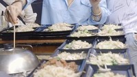Ajun dan Jennifer sama-sama foodies yang senang mencoba berbagai pengalaman unik untuk makan. Termasuk mendatangi teppanyaki ke rumah untuk disantap bersama-sama. Foto: Instagram/jennifer_ipel