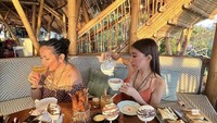 Liburan ke Bali, Jennifer tak hanya mengajak keluarganya. Tetapi menikmati sore di beach club bersama temannya juga menjadi caranya untuk bersantai. Foto: Instagram/jennifer_ipel