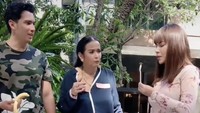 Jennifer mengaku dirinya tak begitu handal dalam memasak. Saat ditantang memasak bersama Dinar Candy ia terlihat sedikit panik ketika harus menyampurkan semua bahan makanan ke dalam wajan. Foto: Instagram/jennifer_ipel