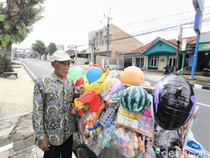 Ketekunan Juhri Jual Mainan Anak Meski Pendapatan Tak Menentu