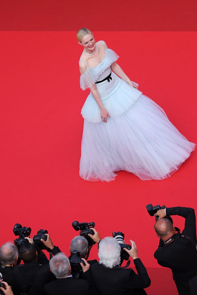 Hari terakhir Cannes Film Festival 2025, Sabtu (24/5/2025), tetap bertabur bintang dengan penampilan maksimal mereka. Salah satunya aktris Elle Fanning yang bersolek bak Cinderella dalam balutan gaun biru Chanel yang dipermanis dengan aksen pita pada pinggang. (Foto: Victor Boyko/Getty Images)