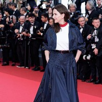 Aktris Juliette Binoche tampil beda dengan padanan kaus dan rok maxi, dengan luaran senada bergaya sporty. Semuanya koleksi Prada. (Foto: Sylvain Lefevre/Getty Images)