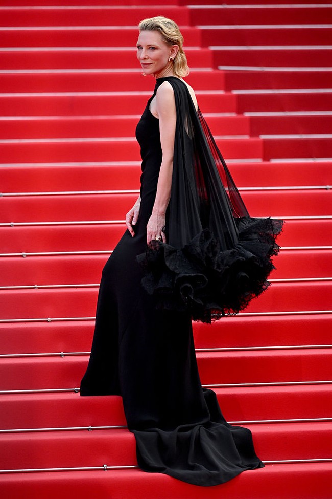 Aktris pemenang Oscar Cate Blanchett memilih gaun hitam Louis Vuitton. Gaun tersebut disebut terbuat dari material daur ulang dan hadir dengan dekorasi semacam sayap ruffle yang menjuntai dari belakang bahu. (Foto: Lionel Hahn/Getty Images)