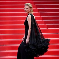 Aktris pemenang Oscar Cate Blanchett memilih gaun hitam Louis Vuitton. Gaun tersebut disebut terbuat dari material daur ulang dan hadir dengan dekorasi semacam sayap ruffle yang menjuntai dari belakang bahu. (Foto: Lionel Hahn/Getty Images)