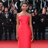 Busana rancangan Prada juga menjadi pilihan Simone Ashley.  Ia memakai gaun strapless merah dengan potongan minimalis yang mempertegas aura elegannya. (Foto: Getty Images)