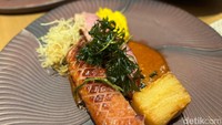 Ada juga Bebek Cibeber yang disajikan dengan gaya lebih modern. Tak hanya rasa asli, tetapi pelengkapnya juga dijaga keotentikannya. Seperti bebek cibeber yang disajikan bersama singkong goreng. Foto: Tim detikfood