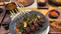 Ada juga Sate Ambal yang dikurasi oleh chef Benvi dari makanan khas Jawa Tengah. Keunikan Sate Ambal sendiri berada pada sambalnya yang menggunakan campuran tempe. Foto: Tim detikfood