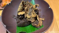 Salah satu hidangan istimewanya di sini ialah Rendang Pipi. Ciri khasnya terdapat pada racikan rempah yang kuat dengan daging bagian pipi sapi yang lembut. Foto: Tim detikfood