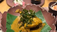 Racikan gulai ayam di Kayu Manis Restoran juga sayang dilewatkan. Ayam yang juicy dengan bumbu yang kental, gurih berempah khas Gulai, terasa makin enak jika dipadukan dengan nasi putih hangat. Foto: Tim detikfood