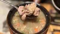 Kayu Manis Restoran juga melirik kelezatan makanan-makanan yang disajikan oleh UMKM legendaris. Misalnya Sop Ayam Pak Min khas Klaten yang menjadi inspirasi penyajian sop ayam di sini. Foto: Tim detikfood