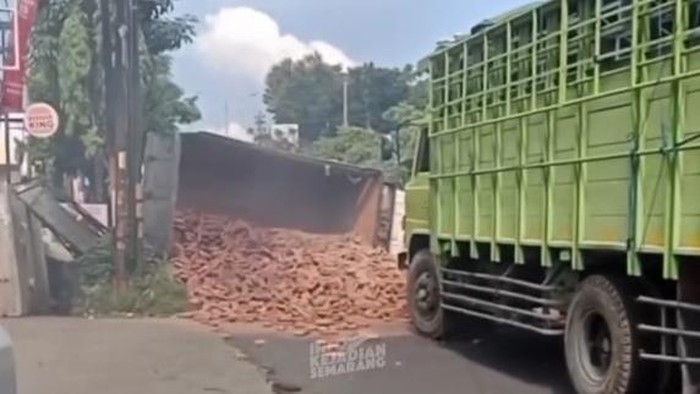 Kecelakaan truk di Jalan Prof Hamka, Kecamatan Ngaliyan, Kota Semarang, Minggu (25/5/2025).