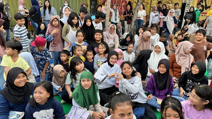 Kegiatan Membaca Bersama Mbak Wali saat CFD dalam rangka memperingati Hari Buku dan Hari Kearsipan Nasional.
