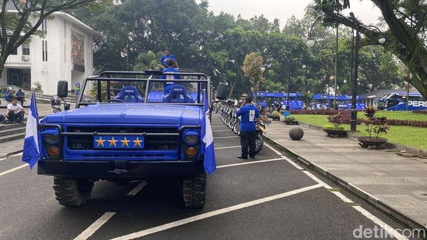 Kendaraan untuk konvoi Persib Juara.