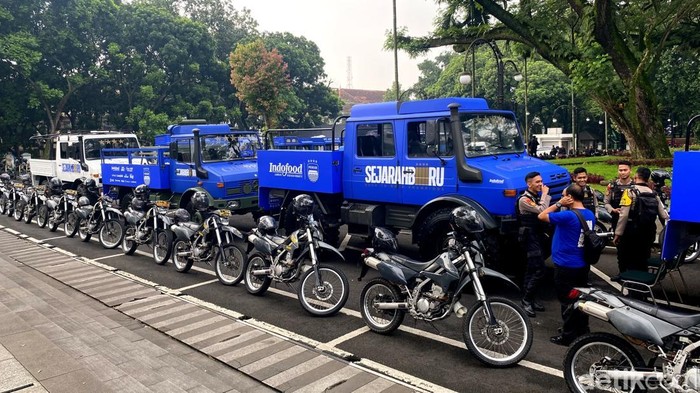 Kendaraan untuk konvoi Persib Juara.