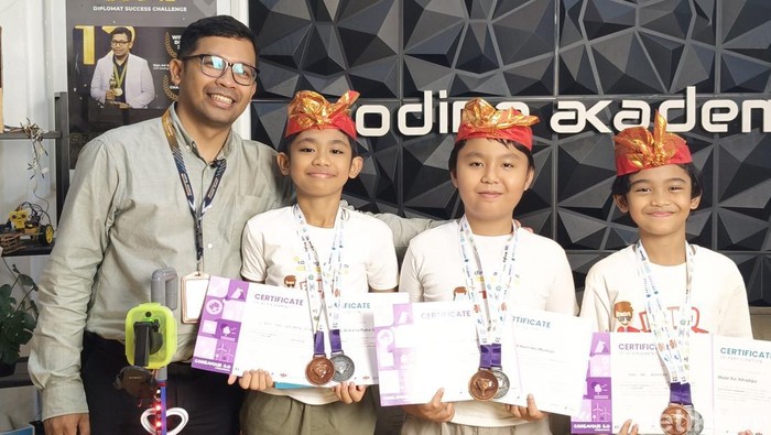 (dari kiri) Founder Koding Akademi Anak Agung Gde Rai Adi bersama I Putu Mas Widiarsa Putra Gunawan, Muhammad Averroes Mumtaz, dan Made Rai Adradipa di Koding Akademi pada Kamis (22/5/2025).