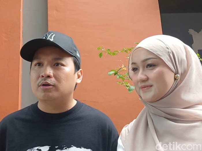 Komika Ate Ate bersama calon istri, Allysa Fatkhia.