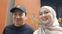 Komika Ate dan calon istrinya, Allysa Fatkhia saat ditemui detikcom di kawasan Transmedia, Jalan Kapten P Tendean, Jakarta Selatan, kemarin. Foto: Febry/detikcom