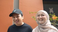 Ate dan Allysa semringah menceritakan persiapan pernikahan mereka yang sudah mencapai 60 persen. Foto: Febry/detikcom