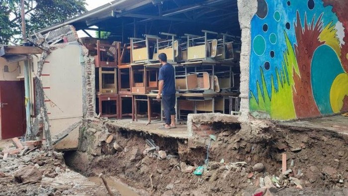 Kondisi tembok Sekolah Menengah Atas (SMA) 103 Jakarta yang roboh, Minggu (25/5/2025).