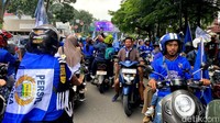 Bobotoh menggunakan sepeda motor meramaikan jalanan Bandung.