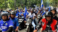 Tak hanya yang berdiri di jalanan, banyak juga Bobotoh yang mengikuti rombongan dengan menggunakan sepeda motor.