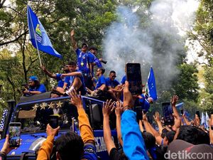 Video Pawai Persib Juara Liga 1, Bobotoh Tumpah Ruah di Balai Kota