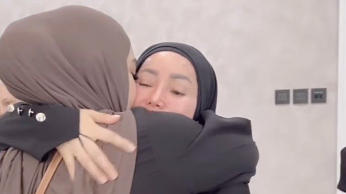 Wajah sembap Kristina dalam pelukan Rieta Amilia.