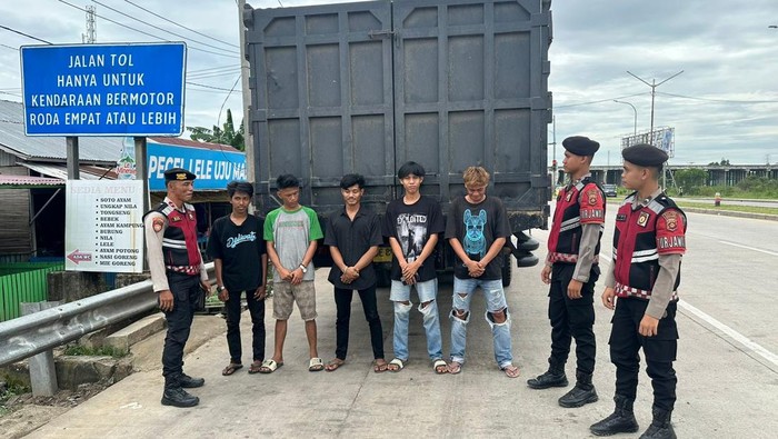 Lima pelaku pungli di simpang Tol Keramasan, Ogan Ilir, saat diamankan polisi