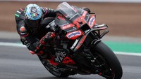 Nasib apes yang dialami Quartararo selanjutnya dimanfaatkan Marco Bezzecchi untuk memenangkan race MotoGP Inggris 2025. (Foto: AFP/ADRIAN DENNIS)
