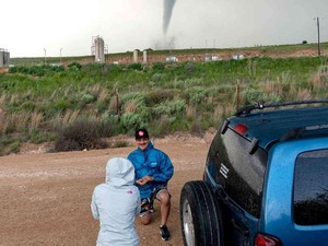 Viral Foto Romantis Pasangan Lamaran di Tengah Badai Tornado, Begini Kisahnya