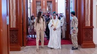 Selain itu, Noem juga bertemu dengan Raja Bahrain, Hamad bin Isa Al Khalifa, di Istana Kerajaan Sakhir. Kunjungannya dalam rangka memperkuat hubungan bilateral antara kedua negara, khususnya di bidang keamanan dan pertahanan.