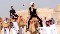 Selama kunjungannya, Noem mengunjungi beberapa lokasi penting, termasuk Benteng Qalat al-Bahrain, yang merupakan situs warisan dunia UNESCO.