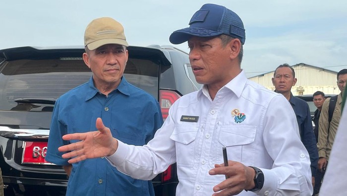 Menteri Lingkungan Hidup RI, Hanif Faisol Nurofiq dan Wali Kota Palembang Ratu Dewa meninjau pengolahan sampah di Keramasan