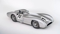 Mobil F1 termahal adalah W 196 R Stromlinienwagen tahun 1954 yang juga pernah dikemudikan Fangio dan Stirling Moss. Mobil antik ini laku di harga 52,52 juta Dolar atau sekitar 854 miliar Rupiah dalam lelang pada Maret 2025. Foto: Dok. RM Sothebys