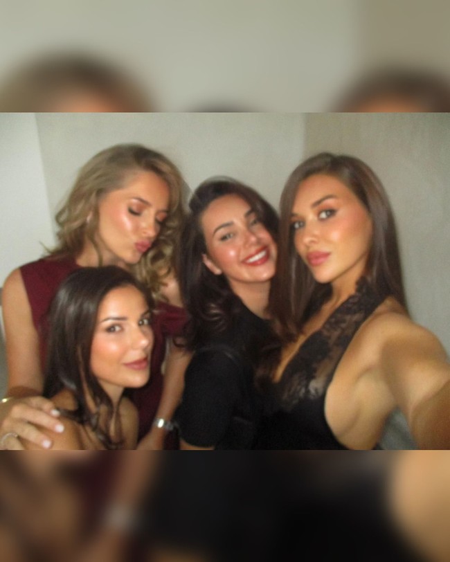 Dalam foto yang dibagikan di Instagram, Michelle juga menikmati waktunya bersama teman-temannya. Dilaporkan bahwa selain Michelle, sejumlah rekan Bruyne ikut membawa istri mereka.Foto: Instagram @lacroixmichele