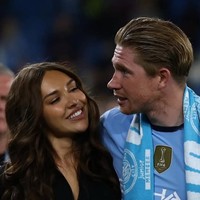 Kevin De Bruyne mengadakan perpisahan dengan rekan-rekanya di Manchester City. Pemain bola asal Belgia tersebut membawa serta sang istri, Michele Lacroix. Foto: Instagram @lacroixmichele