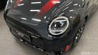 Secara tenaga, MINI JCW E dibekali motor listrik yang mampu menghasilkan output hingga 190 kW atau setara 258 hp, dengan torsi puncak 350 Nm. Akselerasinya pun tergolong galak untuk mobil sekelas ini. Foto: Muhammad Hafizh Gemilang