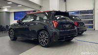 Meski mengambil basic dari MINI 3-door SE, sentuhan JCW di mobil ini langsung membuat tampilannya jadi berbeda total. Sentuhan beberapa part kelir merah dan emblem JCW bikin wajah mobil ini makin agresif dan sporty. Foto: Muhammad Hafizh Gemilang