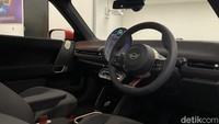 Masuk ke dalam kabin, MINI JCW E langsung menunjukkan DNA balap khas JCW. Interior didominasi kombinasi merah-hitam yang tegas, dengan setir sport berlapis kulit dan jahitan merah. Foto: Muhammad Hafizh Gemilang