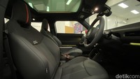 Jok sport JCW hadir dengan balutan kulit sintetis hitam dan material rajut di bagian bahu, menciptakan kesan harmonis dengan desain dashboard yang bersih dan sporty. Dashboard-nya pun dihiasi ornamen motif chequered flag untuk menguatkan kesan balapnya. Foto: Muhammad Hafizh Gemilang
