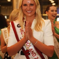 Wanita 21 tahun ini membulatkan tekad untuk pulang tanpa mahkota setelah merasa diparadekan di depan para sponsor pria kaya raya.Ada dua gadis di setiap meja yang berisi enam tamu. Kami diminta untuk duduk bersama mereka sepanjang malam dan menghibur mereka sebagai ucapan terima kasih.Foto: Instagram @milla.magee