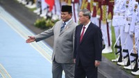 Upacara penyambutan resmi yang diiringi dentuman meriam kehormatan menandai dimulainya kunjungan PM Li Qiang