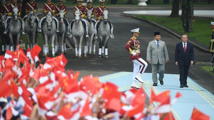 Momen Prabowo dan Li Qiang Inspeksi Pasukan Kehormatan di Istana Merdeka Presiden Prabowo Subianto (kiri) bersama Perdana Menteri China Li Qiang (kanan) melakukan inspeksi barisan saat upacara kenegaraan di Istana Merdeka, Jakarta, Minggu (25/5/2025). Kunjungan kenegaraan PM China Li Qiang di Istana Kepresidenan Jakarta tersebut untuk mempererat dan meningkatkan hubungan bilateral Indonesia dan China serta memperkuat kerja sama di berbagai bidang strategis kedua negara. ANTARA FOTO/Hafidz Mubarak A